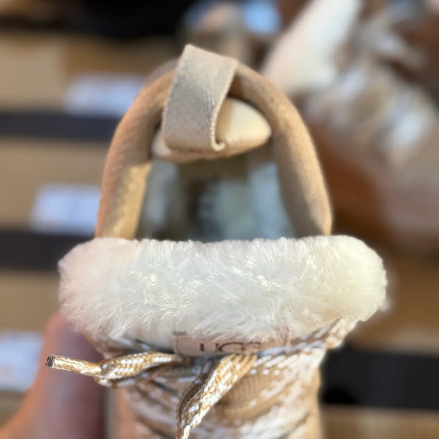 Local 💰600 Settlement in store 250 OEM grade 4032 Mel series Top workmanship level Super stable version ✔️ Good looks and texture online Suede leather + low-key logo look retro Classic two-color shoelaces can be worn as one shoe or two ✔️ So comfortable that you want to weld your feet on it Super light material + 5cm thick sole No tired feet after heightening Wool insoles are warm and breathable No stress on commuting and shopping all day long ✔️ I love the details: wide shoelaces for photos and photos. Sizes 34-45 are suitable for a variety of foot types. Slight stains can be wiped clean with a damp cloth. The loose feeling in early autumn depends entirely on it. You can close your eyes and avoid stepping on thunder! 👟